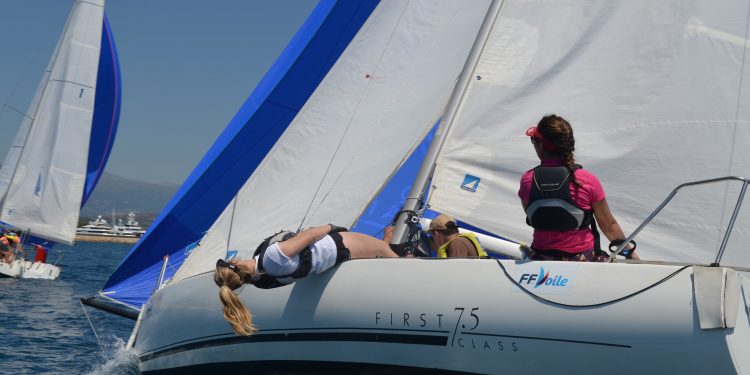 Un championnat de France universitaire de voile match racing réussi à Antibes