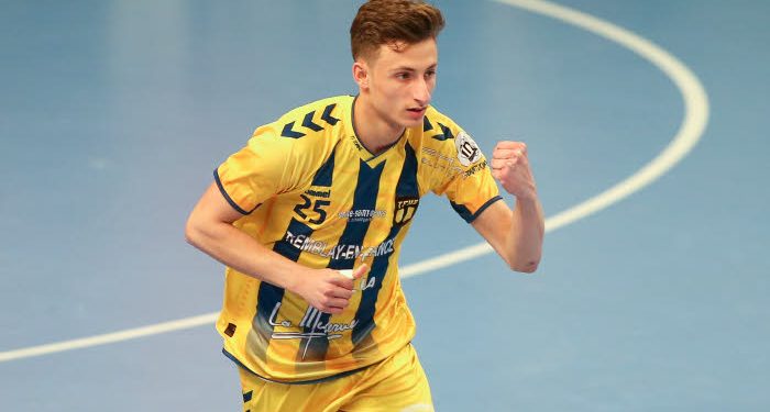 Ryad Lakbi passe professionnel à Tremblay