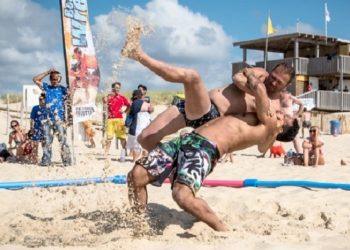 La lutte sur sable fait sa tournée d’été !