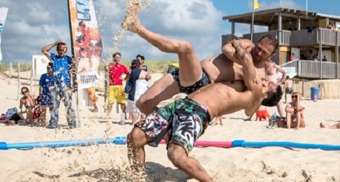 La lutte sur sable fait sa tournée d’été !