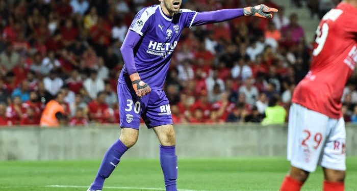 Paul Bernardoni, gardien de but de Nimes, porte la nouvelle Maestro