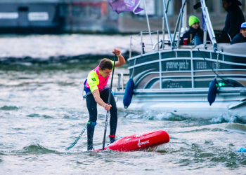 Arthur Arutkin, champion du monde de stand up paddle