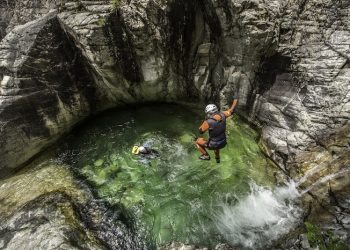Faites du canyoning en Corse pendant les vacances d’été !