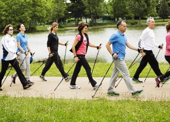 La marche nordique : une véritable activité sportive