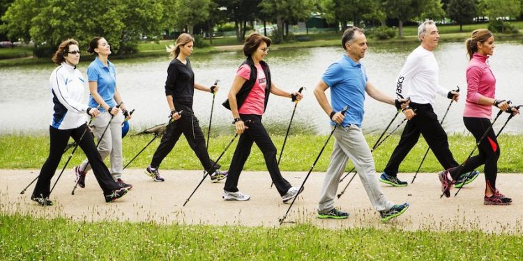La marche nordique : une véritable activité sportive