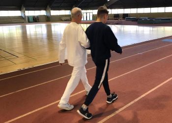 Accompagner la marche des aînés pour prévenir la chute