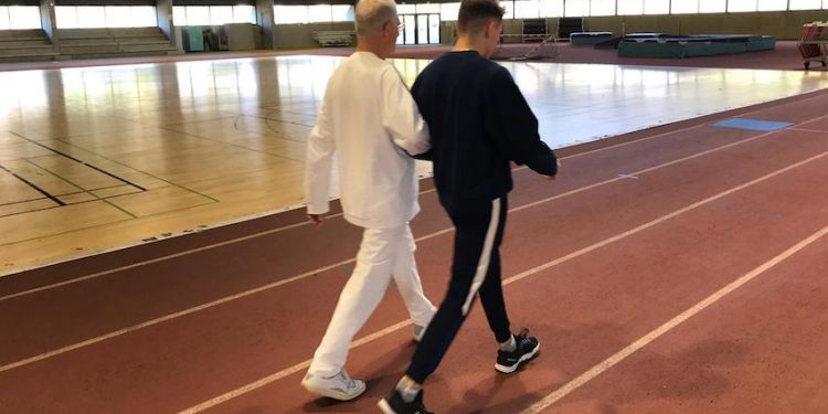 Accompagner la marche des aînés pour prévenir la chute