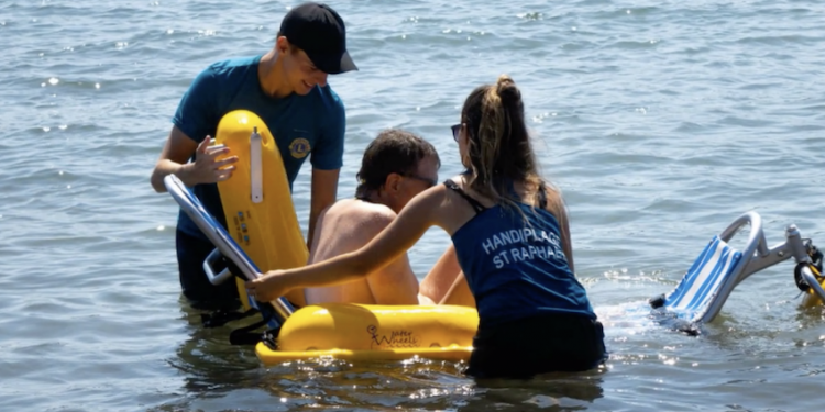 La base handiplage de Saint-Raphaël reçoit le prix de l’innovation
