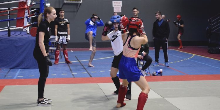 Les meilleurs étudiants combattants en kick boxing et muay thaï réunis