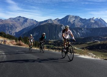 Les cyclos à l&rsquo;assaut du Col de la Loze