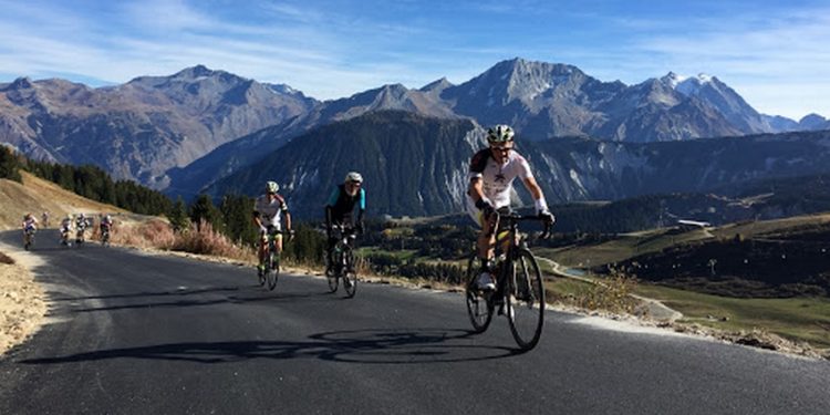 Les cyclos à l’assaut du Col de la Loze