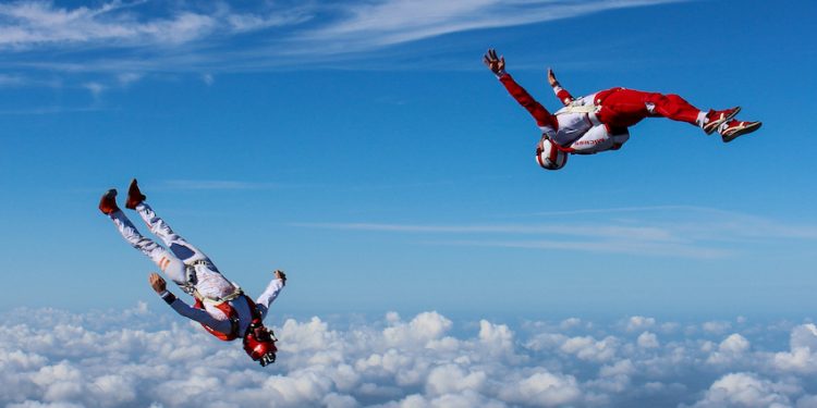 Les disciplines artistiques du parachutisme dans le ciel lorrain