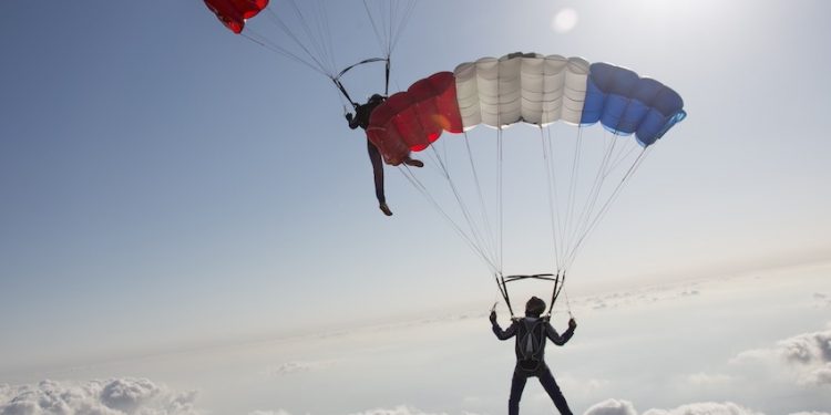 Parachutisme : le haut niveau français de voile contact à Besançon