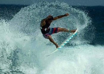 Surf : Hira Teriinatoofa nommé entraîneur olympique pour Paris 2024