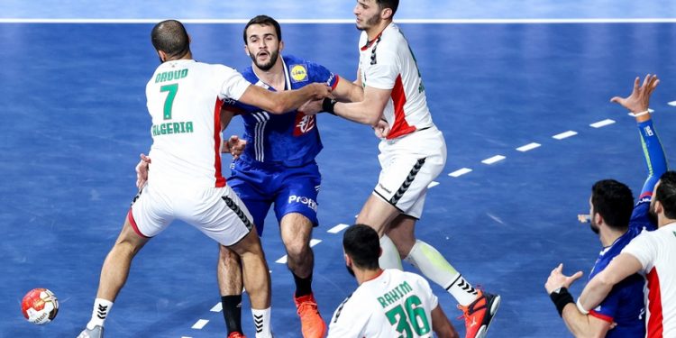 Handball : les Bleus s’imposent de justesse face à l’Algérie