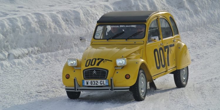 Des véhicules historiques sur la glace de Serre Chevalier