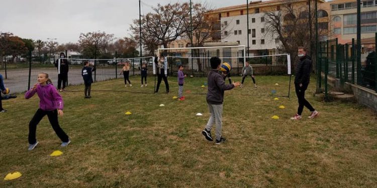 À Aragoland, le volley se pratique en extérieur