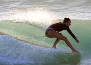 Surf : Marine Kerdreux ressort du creux de la vague