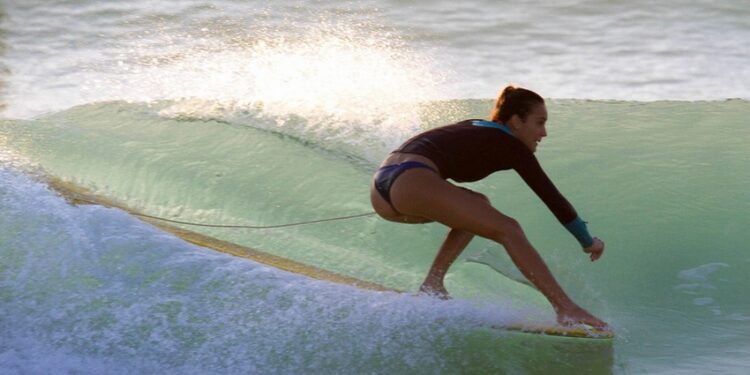 Surf : Marine Kerdreux ressort du creux de la vague