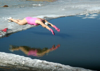 Natation : Un championnat de France de nage en eau glacée à Samoëns