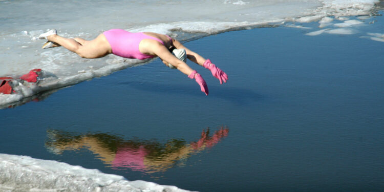 Natation : Un championnat de France de nage en eau glacée à Samoëns