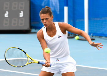 Tennis : Chloé Paquet rescapée à Grenoble, Wang passe aussi
