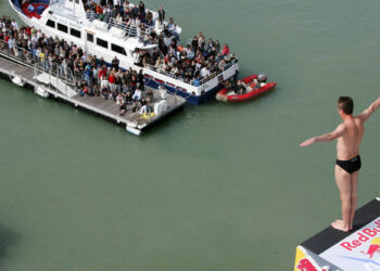 Plongeon extrême : Une étape du Red Bull Cliff Diving à Paris
