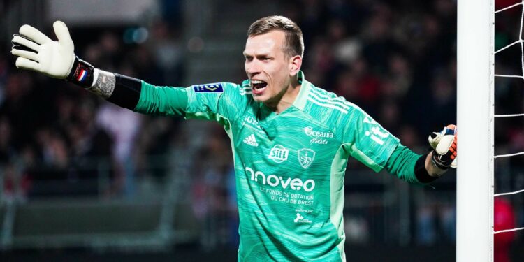 Football : Marco Bizot, pièce maîtresse du Stade Brestois