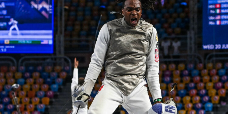 Escrime : Enzo Lefort conserve sa couronne au fleuret