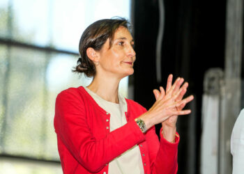 Surf : Amélie Oudéa-Castéra en visite à la FFSurf