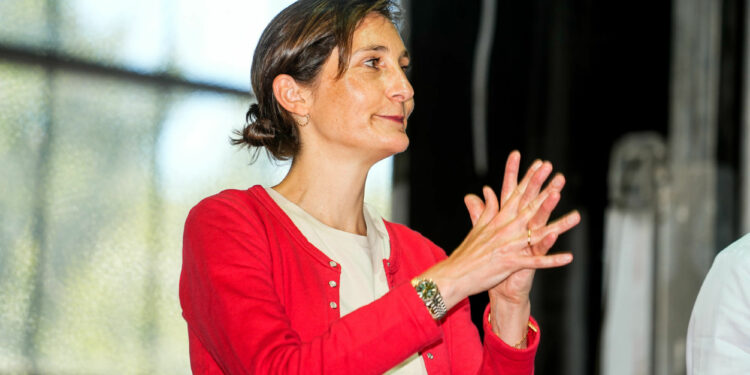 Surf : Amélie Oudéa-Castéra en visite à la FFSurf