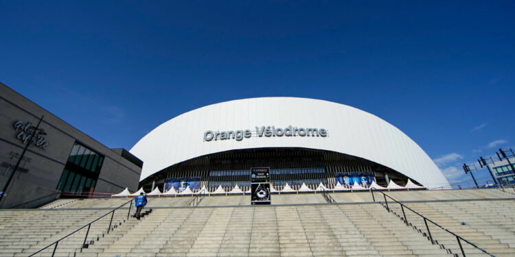 Marseille-Cassis : Au Vélodrome, un village animé