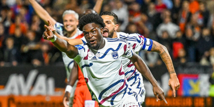 Football : Bordeaux domine Laval et prend la tête