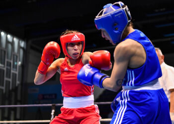 Boxe : Wassila Lkhadiri impose son style au finish
