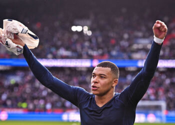 Football : Mbappé taille patron