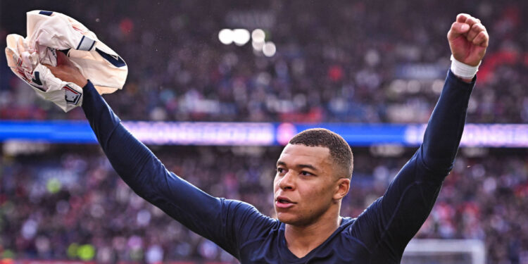 Football : Mbappé taille patron