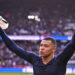 Football : Mbappé taille patron