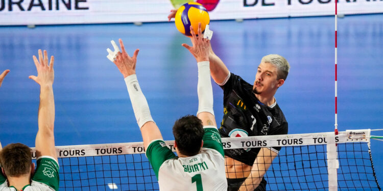 Volley : Tours fait un pas vers la finale