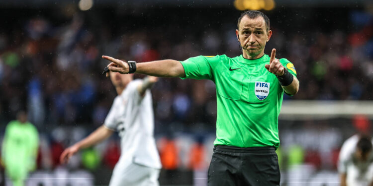 Football : La sonorisation des arbitres en France rejetée