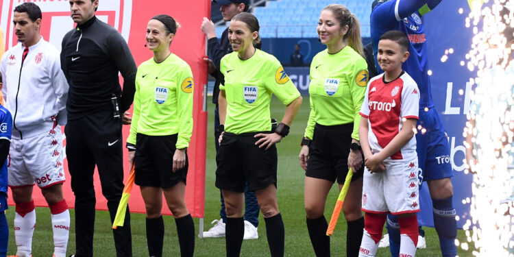 Football : trois arbitres françaises entrent en scène au Mondial féminin
