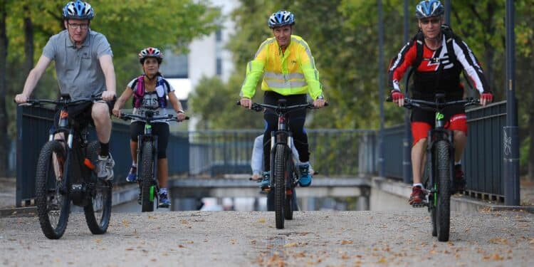 Vivons Vélo, la balade solidaire qui envoûte Paris