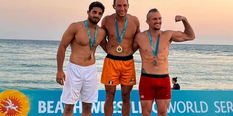 Beach Wrestling : Hugo Cuenot sur le toit du monde !