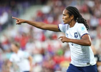 Football : Les Bleues dans un stade comble à Rennes