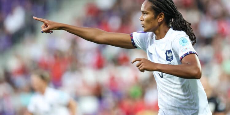 Football : Les Bleues dans un stade comble à Rennes