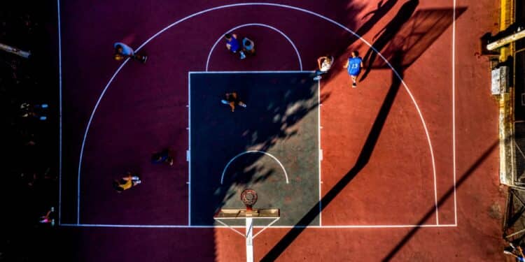 Trouver un emploi… en jouant au basket à Aubervilliers