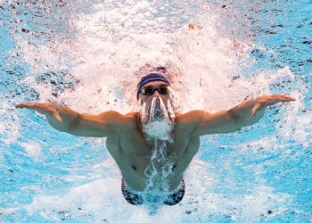 À Melun, les champions olympiques initient des jeunes à la natation