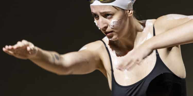 La nage en eau froide s’invite au théâtre