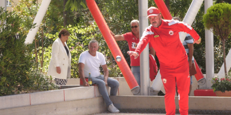 Pétanque : Puccinelli met Fanny la Thaïlande, Rocher en finale !