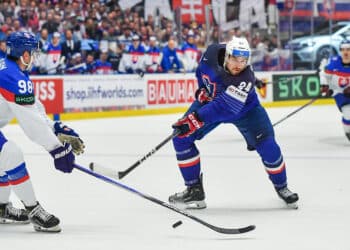 Le CNED sur le terrain du hockey sur glace
