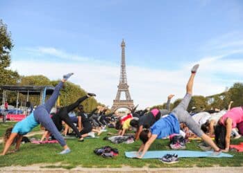 Paris : le yoga en plein air s’invite à Bercy Village